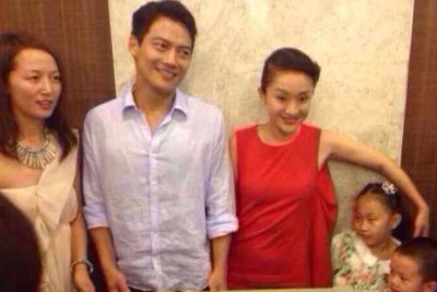 Vo chong Chau Tan gian di mo tiec mung cuoi hinh anh