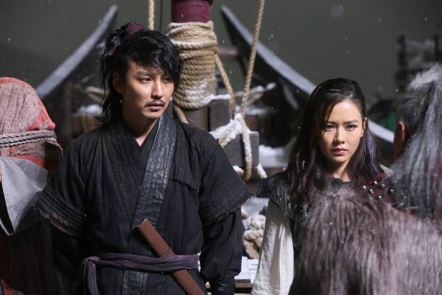 Bộ đôi Kim Nam Gil, Son Ye Jin làm cướp biển.