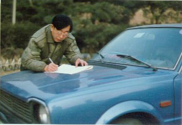 Nhạc sĩ Hứa Kính Thanh sáng tác trên trường quay bộ phim Tây Du Ký.