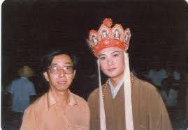 Hứa Kính Thanh chụp hình lưu niệm cùng Trì Trọng Thụy trong thời gian ông có mặt cùng đoàn Tây Du Ký.