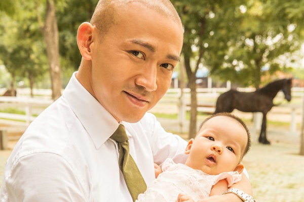 Duong Tang cua 'Tay Du Ky 2010' khoe anh con hinh anh