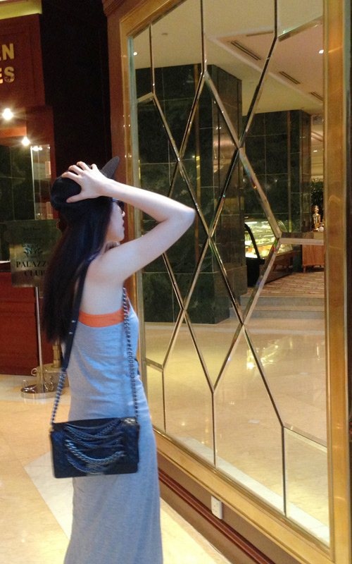 Thu Hằng ăn mặc giản dị đeo túi Chanel Boy đi cafe cùng bạn bè.