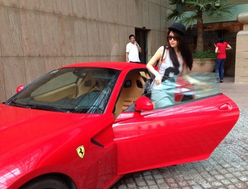Bên cạnh đó cô còn sở hữu hai chiếc xe rất giá trị,  siêu mẫu 2002 nổi bật khi xuất hiện cùng chiếc Ferrari màu đỏ.