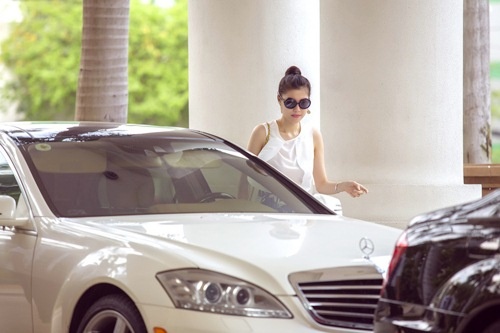 Cô thường sử dụng xe  Mercedes có gam màu trắng sữa để đi sự kiện.