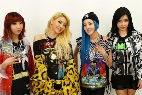 Chi ca cua 2NE1 gui loi chao fan truoc khi sang Viet Nam hinh anh