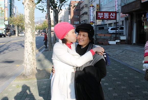 Bảo Thy và mẹ trong chuyến lưu diễn Đài Loan.