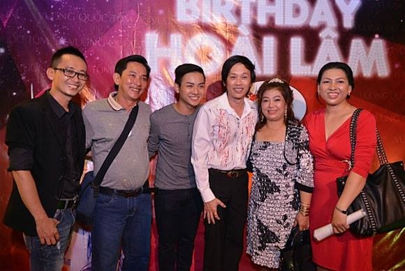 Hoài Lâm cũng đã từng bị bắt gặp đi ăn cùng bố mẹ sau đêm nhạc diễn ra ở phòng trà.