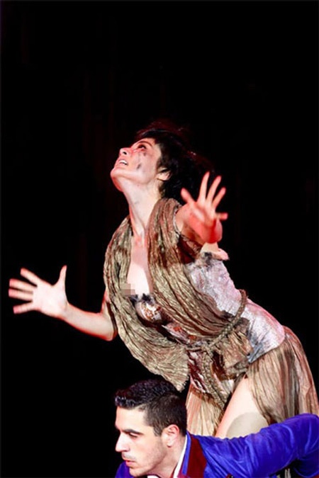 Diễm My 9X vì quá nhập tâm vào bài nhảy mà không hề phát hiện ra tai nạn.