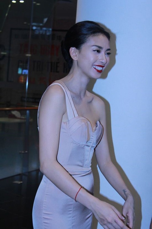 Đôi khi chính thiết kế gợi cảm của trang phục lại là một cái bẫy nguy hiểm với người mặc.