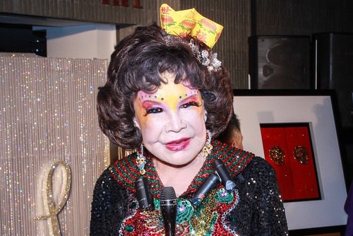 Tham hoa tham my 81 tuoi tai xuat voi guong mat loe loet hinh anh