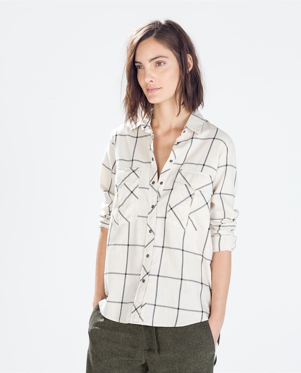 Áo kẻ sẽ không bao giờ làm bạn thất vọng trong mọi trường hợp, nhất là khi được kết hợp với người bạn thân của nó là quần jeans. Chiếc áo kẻ này của Zara có phom đứng, gọn gàng, ôm người, tuyệt đẹp khi phối cùng skinny jeans, jeans ống đứng hay boyfriend jeans. Giá của nó là 40 euro, tương đương 1,2 triệu VNĐ. 