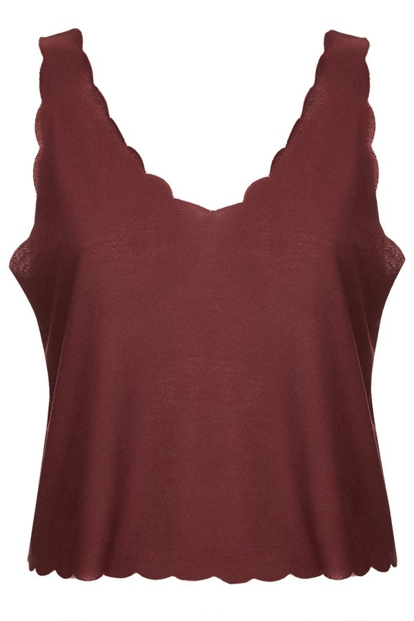 Nếu không, một chút đơn giản, nữ tính đến từ thiết kế laser cut màu đỏ sậm này của Topshop cũng là một gợi ý không tồi. Nhẹ nhàng, trẻ trung, thú vị và không quá mờ nhạt, chiếc áo này sẽ khiến chiếc quần skinny jeans của bạn nhìn thanh tao hơn rất nhiều. Nó sẽ đẹp hơn cả nếu được phối cùng jeans trắng hoặc jeans đen. Giá của nó là 12 bảng, tương đương khoảng 420 ngàn VNĐ. 