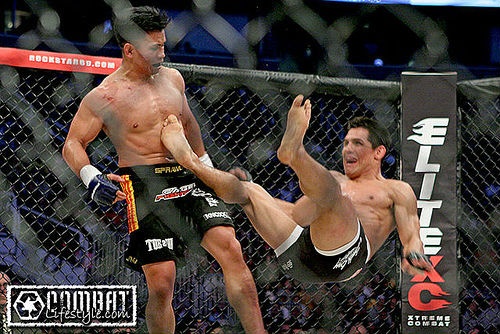 Cung Lê khiến Frank Shamrock ngã nhào trên sàn đấu.