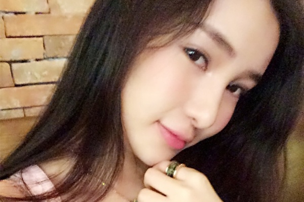 Sao 9X Cbiz tung ban dam cho cau thu noi tieng hinh anh