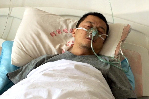 Ly A Bang nhap vien vi sot 40 do C hinh anh