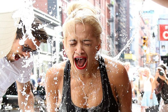 Sao the gioi hao hung voi trao luu tam nuoc da hinh anh