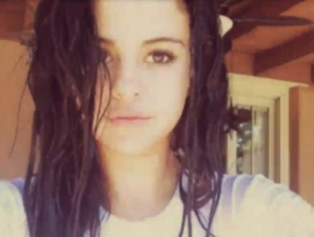 Selena Gomez thu thach cung trao luu tam nuoc da hinh anh