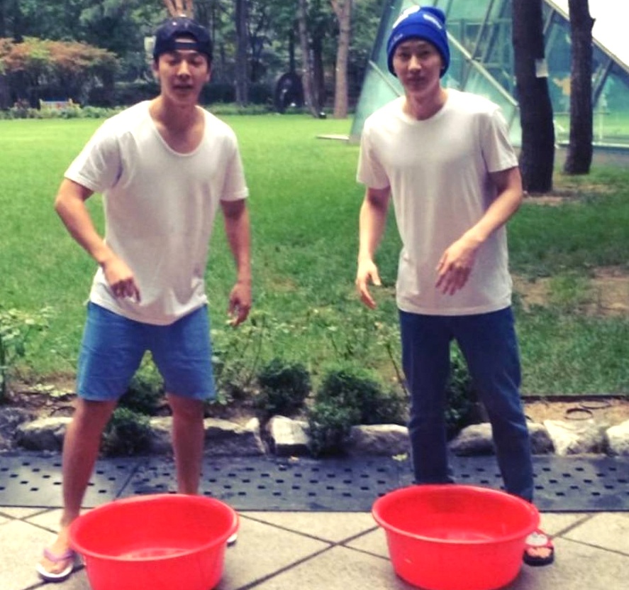 Eun Hyuk - Dong Hae (Super Junior) voi Ice Bucket Challenge hinh anh