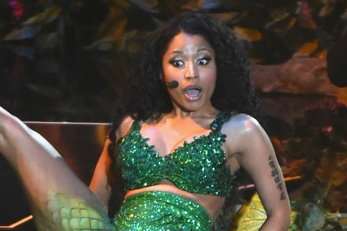 Nicki Minaj rach vay tren san khau MTV VMA hinh anh