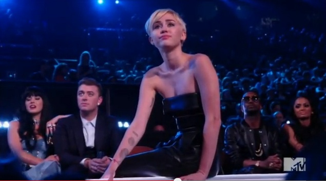 Miley Cyrus nhan giai thuong tai MTV VMA 2014 hinh anh