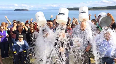 Leonardo DiCaprio thuc hien thu thach xo nuoc da hinh anh