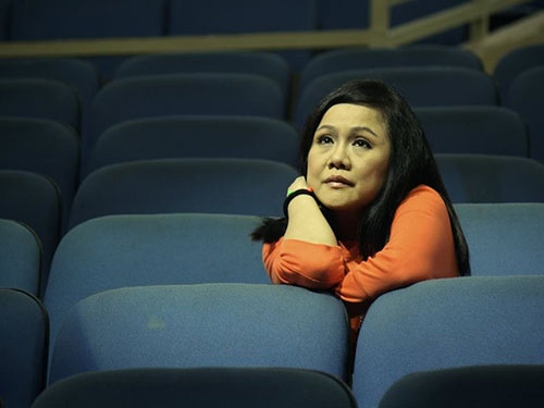 Nghệ sĩ Ái Như thường ngồi thẫn thờ một mình trong khán phòng sân khấu sau mỗi suất diễn.