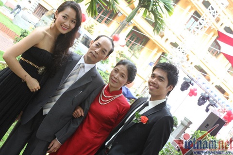 Thu Hà chụp ảnh với bố mẹ và em trai.