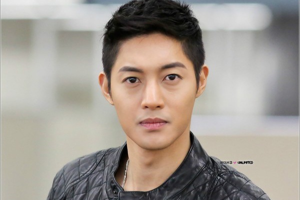 Kim Hyun Joong bi canh sat trieu tap vi danh ban gai hinh anh