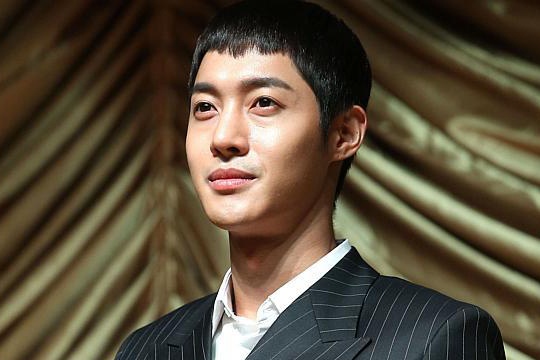 Kim Hyun Joong bi 'nem da' vi tin hoan nhap ngu giua scandal hinh anh