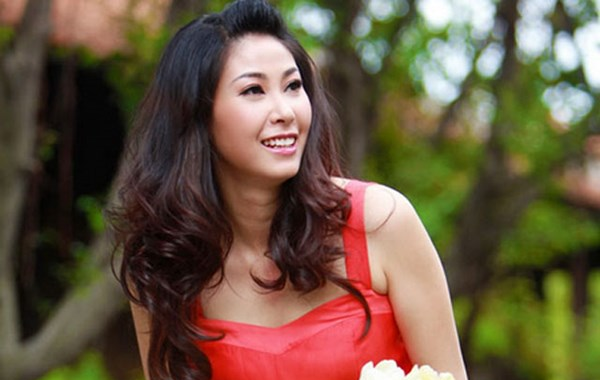 Duong tinh lan dan cua 3 hoa hau Viet cung tuoi hinh anh