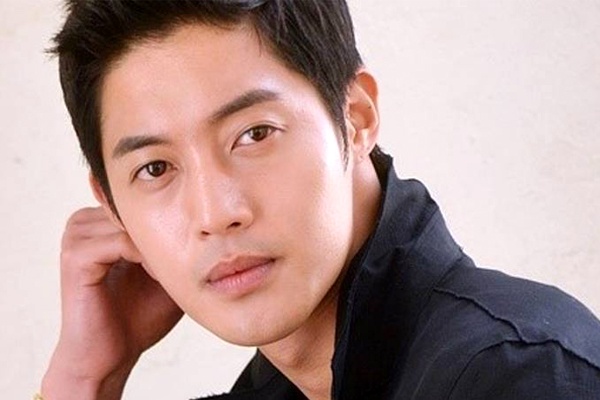 Lo anh ban gai tham tim co the vi bi Kim Hyun Joong danh hinh anh