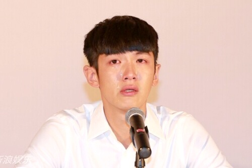 Sao Hoa ngu 9X cui dau xin loi fan vi scandal ma tuy hinh anh