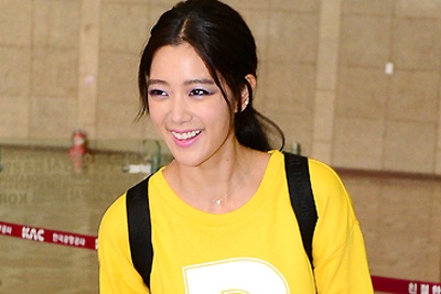 Bieu tuong sex xu Han dien mot khong quan tai san bay hinh anh