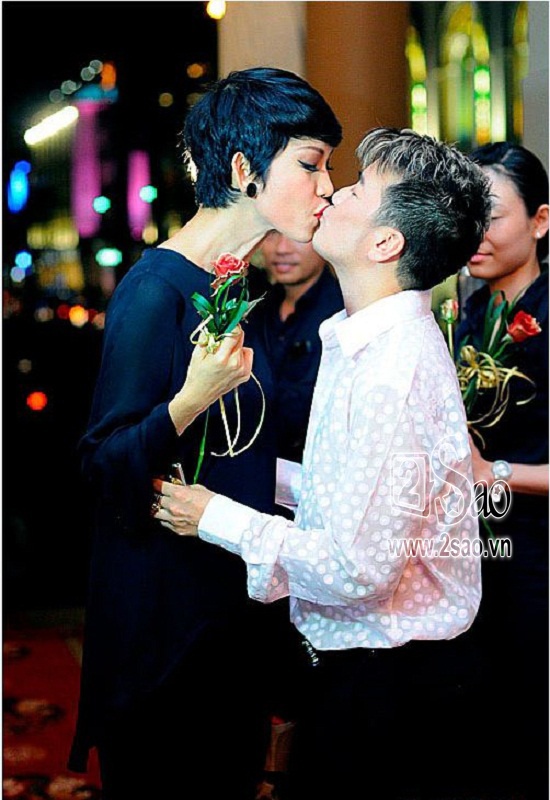 Ngẩng đầu hết cỡ, Mr Đàm mới có thể khóa môi được siêu mẫu Xuân Lan.