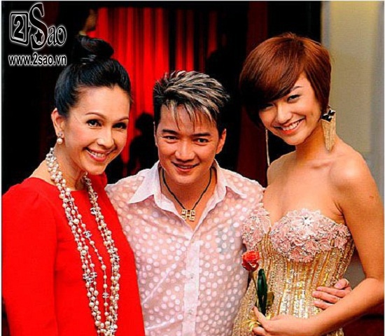 Mr Đàm lọt thỏm giữa hai mỹ nhân Diễm My và Hồng Quế.