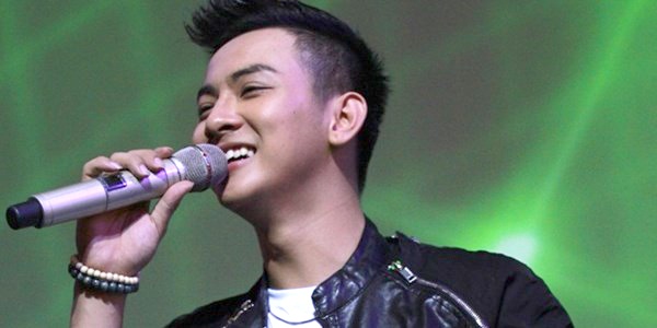 Hoai Lam nga tren san khau (o phut 3:11) hinh anh