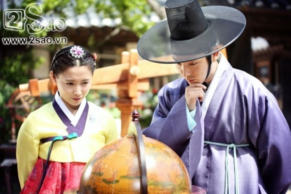 7 năm sau, hai người lại hóa thân thành cặp đôi đẹp Park Yoon Kang và Jung Soo In  trong Joseon Gunman.