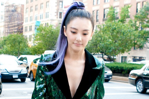 My nhan Hoa ngu tao bao 'tha rong' voi vest lap lanh hinh anh