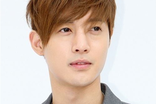 Kim Hyun Joong no luc hoa giai voi ban gai cu hinh anh