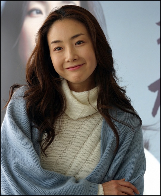 Sinh năm 1975, Choi Ji Woo là một trong những diễn viên mở đầu cho làn sóng Hàn qua một loạt vai diễn ấn tượng trong các phim như Mối tình đầu, Bản tình ca mùa đông, Nấc thang lên thiên đường.