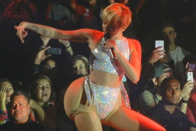 Miley Cyrus don mong gia len san khau hinh anh