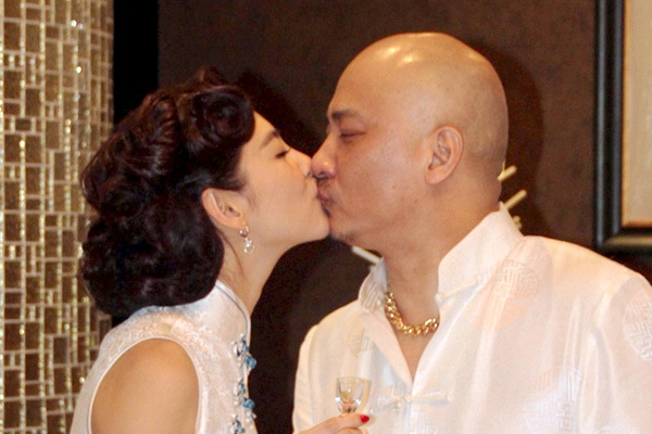 Hinh anh ngot ngao cua Truong Vu Ky va nguoi chong mua dam hinh anh