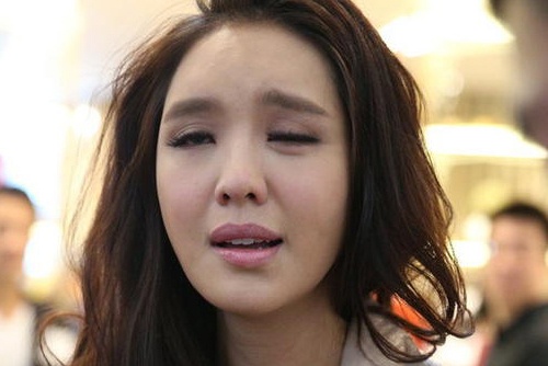 My nhan Hong Kong du su kien voi mat meo, lech mieng hinh anh