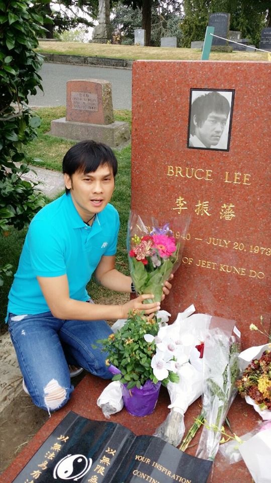 NSƯT Kim Tiểu Long mang hoa viếng mộ tài tử điện ảnh Lý Tiểu Long
