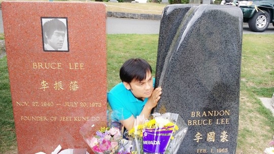 NSƯT Kim Tiểu Long bên mộ hai cha con Tài tử điện ảnh Lý Tiểu Long