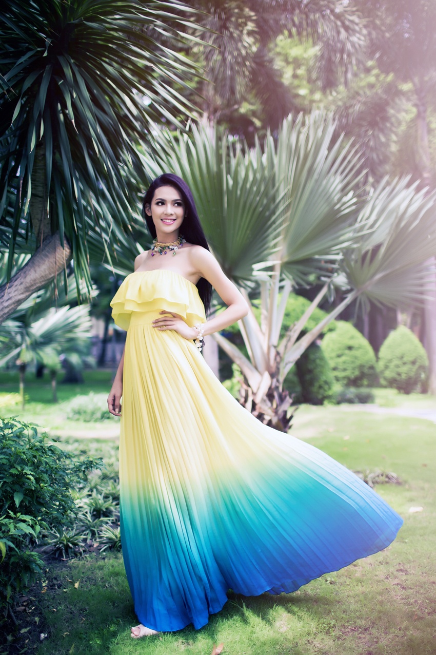 Yêu kiều với kiểu đầm dài thướt tha xếp ply, họa tiết màu loang và chi tiết bèo duyên dáng