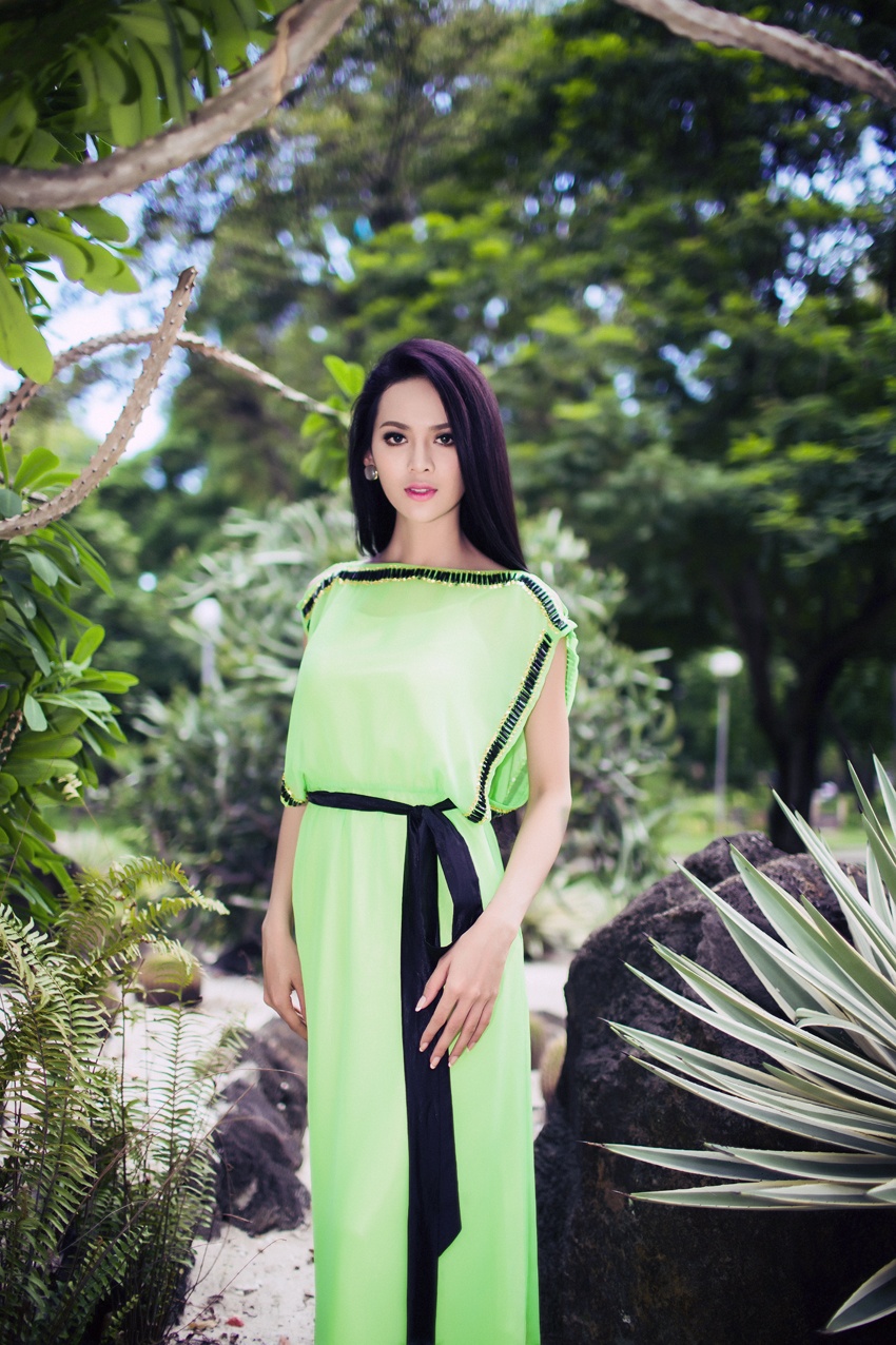 Mướt mát màu xanh của lá cùng kiểu dáng over size thoải mái, kết hạt đen viền cổ và tay áo, thắt dây lưng nhấn vòng eo