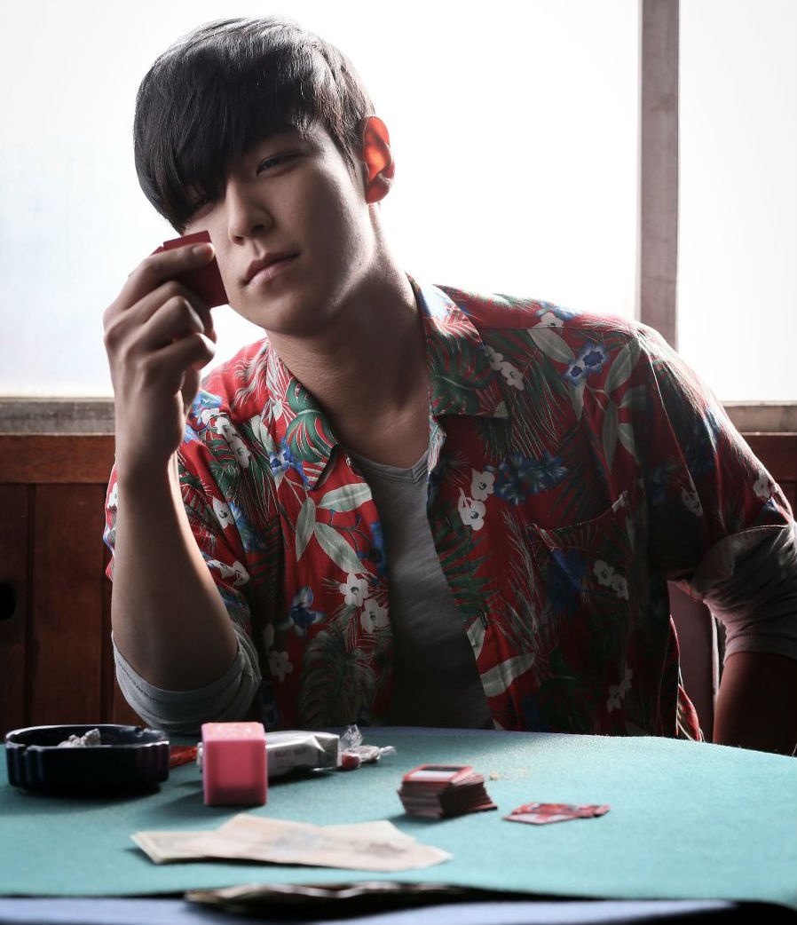 Trong bộ phim điện ảnh đang gây sốt Tazza: The High Roller 2, anh chàng rapper của nhóm Big Bang - T.O.P đã lột xác hoàn toàn với vai Ham Dea Gil.Anh chính là cháu trai của Kim Goni (do Jo Seung Woo đóng trong phần 1), một chàng trai trẻ bình thường rơi vào thế giới cờ bạc đầy cám dỗ.