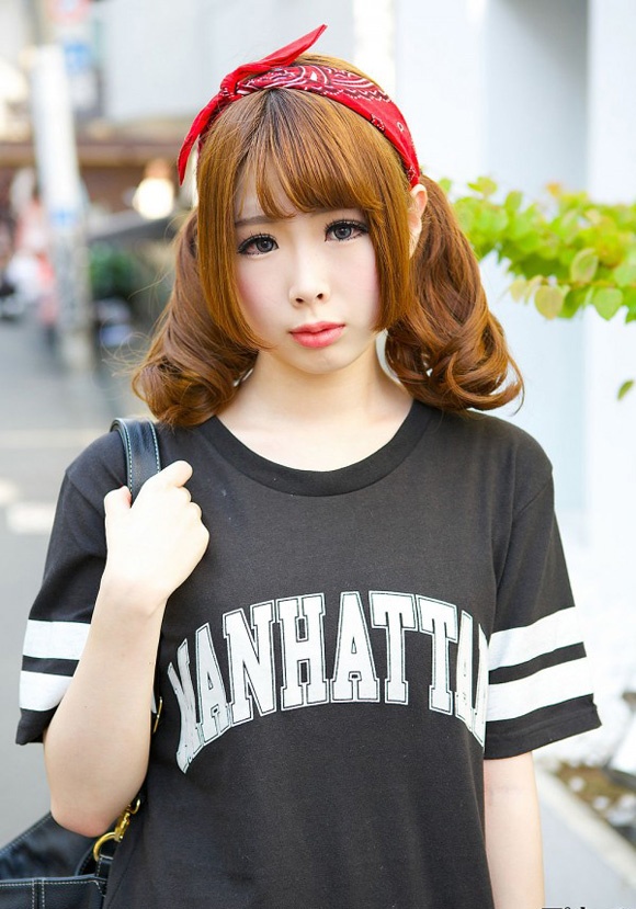 Bí quyết cuối cùng để hoàn tất ngoại hình đúng “chuẩn” teen Nhật đấy là phong cách trang điểm búp bê với đôi mắt to, má ửng hồng và môi chúm chím.