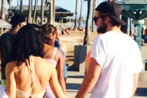 Robert Pattinson cong khai nam tay nguoi tinh moi hinh anh